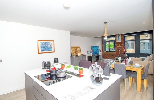 Bradford Apartment | Contractors and Family-Friendly Apartment| Fast Wi-Fi and Free Parking