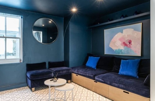 Hove House | Contractors I Relocators I 5 Bed