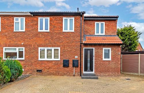 Tea Green House | Contractors Heaven-POOL TABLE-THREE BEDROOM HOUSE WITH SEPARATE ONE BEDROOM SELF CONTAINED-Close to AIRPORT