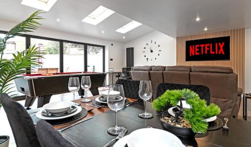 Tea Green House | Contractors Heaven-POOL TABLE-THREE BEDROOM HOUSE WITH SEPARATE ONE BEDROOM SELF CONTAINED-Close to AIRPORT