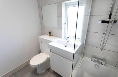 Bishop's Cleeve House | *Contractors, Holidays, Races, 25% off long stays*