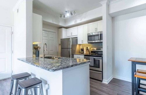 Valley Ranch Apartment | Convenient 1BR King Suite Pool, Gym & Parking 05