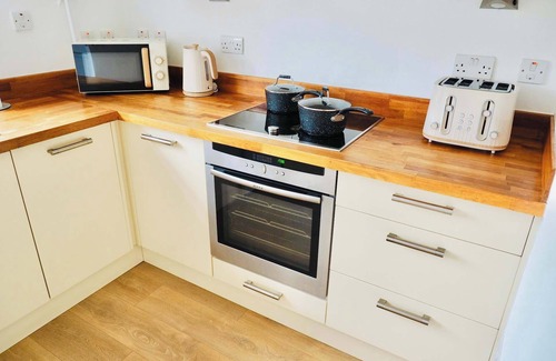 Taunton House | Convenient 2 Bedroom Home with Parking in Taunton