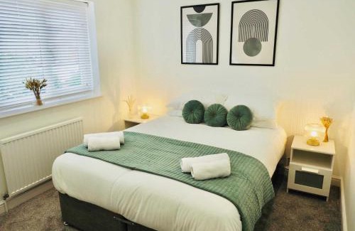 Taunton House | Convenient 2 Bedroom Home with Parking in Taunton