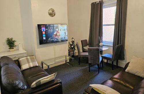 Preston House | Convenient 3 bed, Pr1 near Uclan n Train station