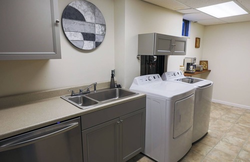 Scenic Heights Apartment | Convenient 3 bedroom near Olde Town Arvada!