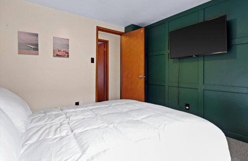 Milwaukee House | Convenient 5 bedroomMetro Milwaukee Brewers!