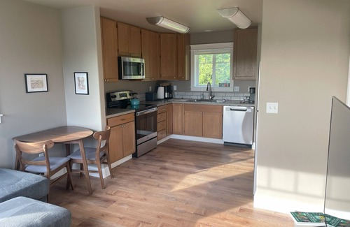 Sitka Apartment | Convenient and bright Cross Trail Vacation Getaway!