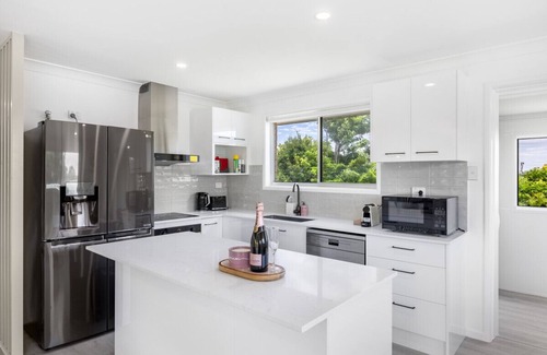 Robertson House | Convenient Comfort: 4BR near Malls and Transport!