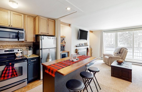 Warren Condo | Convenient condo w/mountain view, fireplace, near lift, ski locker, 1st floor