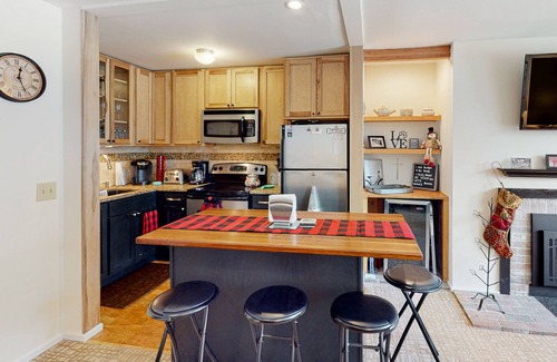 Warren Condo | Convenient condo w/mountain view, fireplace, near lift, ski locker, 1st floor