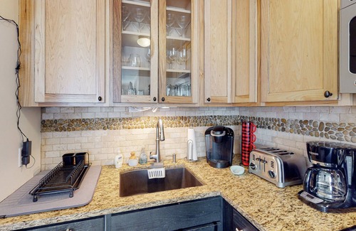 Warren Condo | Convenient condo w/mountain view, fireplace, near lift, ski locker, 1st floor
