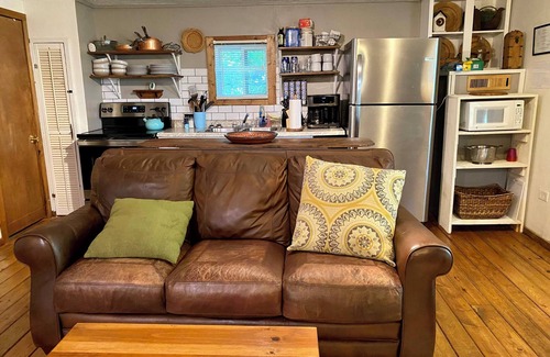 Dahlonega Cottage | Convenient Cottage- Hot Tub/4 Minutes to Dahlonega/Dog Friendly/2-Bedrooms!