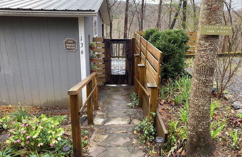 Dahlonega Cottage | Convenient Cottage- Hot Tub/4 Minutes to Dahlonega/Dog Friendly/2-Bedrooms!