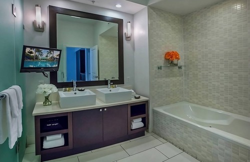 Ludlam Hotel | Convenient Countryside Stay! 2 Relaxing Rooms w/Balcony | Onsite Pool + Spa