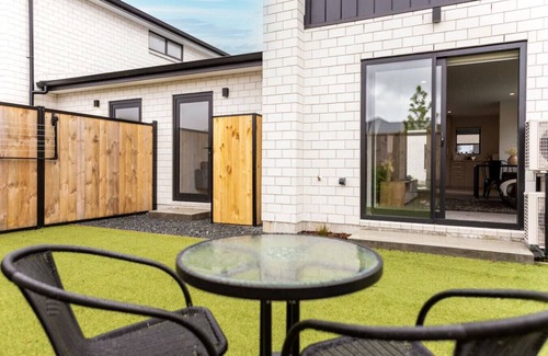 Trentham House | Convenient & Cozy 2BR Retreat - Oliver Place