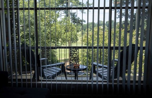Forest Park Apartment | Convenient Downtown Oasis