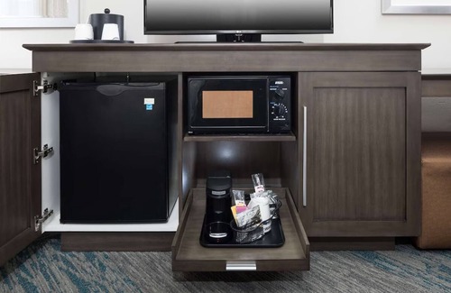 Downtown Fort Lauderdale Hotel | Convenient Getaway with Pool Access, Free Breakfast, and Pets are Welcome