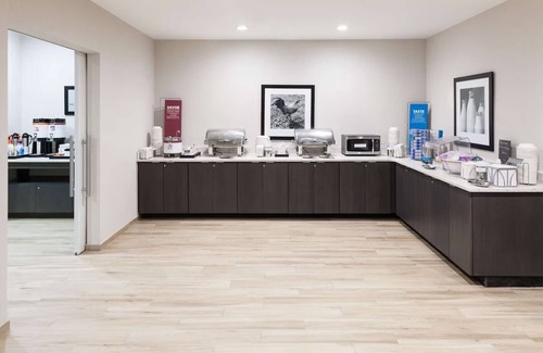 Downtown Fort Lauderdale Hotel | Convenient Getaway with Pool Access, Free Breakfast, and Pets are Welcome
