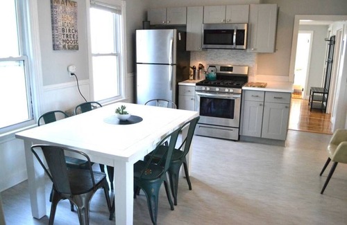 Portland Apartment | Convenient, Modern Thompson s Point 3-Bed Flat