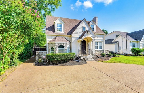 Berry Hill House | Convenient Nashville Hub w/Yard, 3 Mi to Downtown