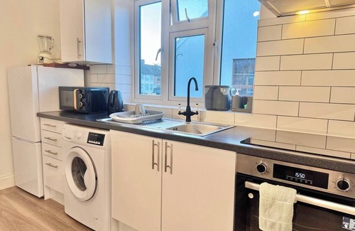 Tokyngton Apartment | Convenient Private Triple Room 30 Min to Central