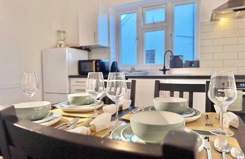 Tokyngton Apartment | Convenient Private Triple Room 30 Min to Central