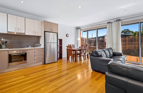 Airport West House | Convenient & Quiet 2-Bed by Shops and Airport