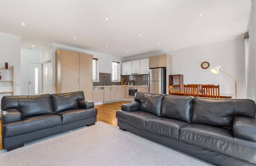 Airport West House | Convenient & Quiet 2-Bed by Shops and Airport