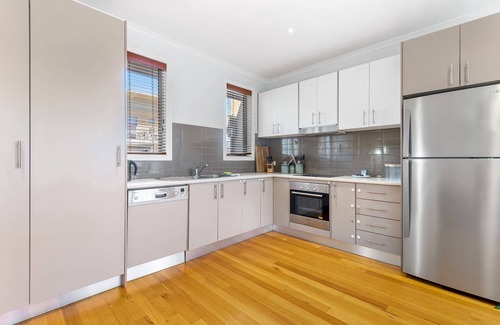 Airport West House | Convenient & Quiet 2-Bed by Shops and Airport