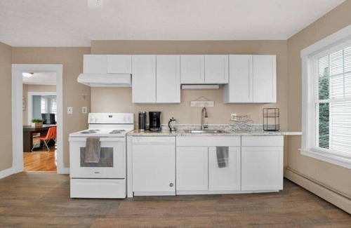 Southern Coast Apartment | Convenient Saco Apartment: King Bed & Free Parking