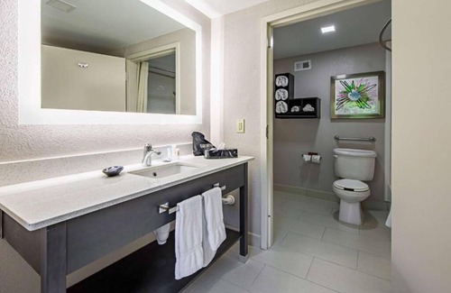 Clemson Hotel | Convenient Stay near Downtown Pendleton - Perfect for Business Travelers