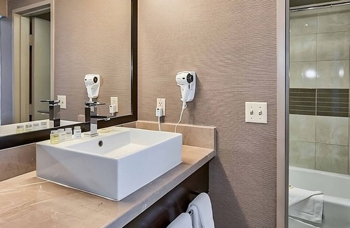 Downtown Las Vegas Hotel | Convenient Stay! Superb Location, Free Parking, Onsite Swimming Pool!