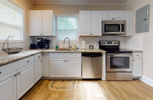 Cartersville House | Convenient to everything!