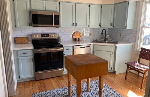 Midway House | Convenient Townhome in the heart of horse and bourbon country!