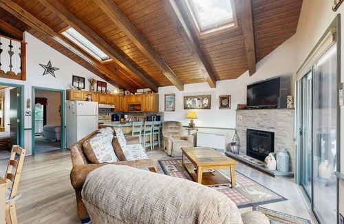 Bartlett House | Convenient Townhouse plus Loft w/Free WiFi, Full Kitchen, Gas Fireplace, & More