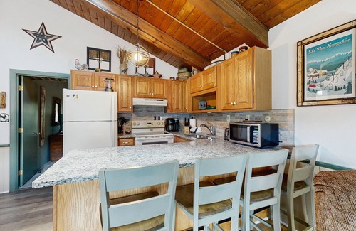 Bartlett House | Convenient Townhouse plus Loft w/Free WiFi, Full Kitchen, Gas Fireplace, & More