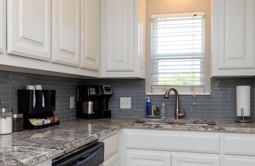 Fort Worth House | Convenient Townhouse Stay Near TCU + Pet Friendly