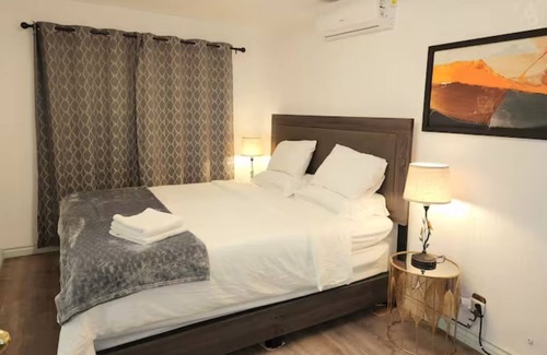 Baldwin Park House | Convenient transport 3-bedroom 2-bath with a private entrance king-sized bed! 1