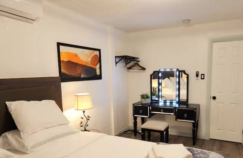 Baldwin Park House | Convenient transport 3-bedroom 2-bath with a private entrance king-sized bed! 1