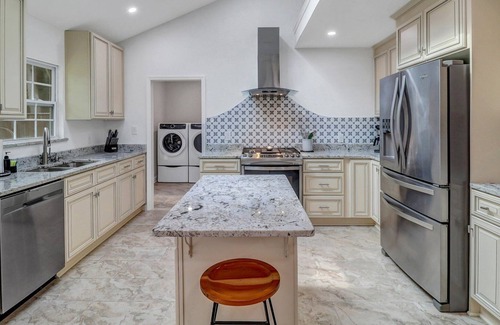 Colonial Oaks House | Convenient