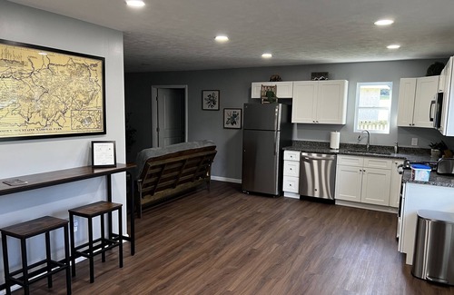 Gatlinburg - Pigeon Forge House | Conveniently Located Private Guesthouse in Wears Valley - No Cleaning Fees!