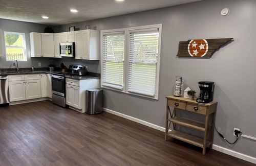 Gatlinburg - Pigeon Forge House | Conveniently Located Private Guesthouse in Wears Valley - No Cleaning Fees!