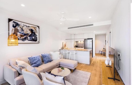 Milton Apartment | Conveniently located 2BR apt with rooftop pool at Milt