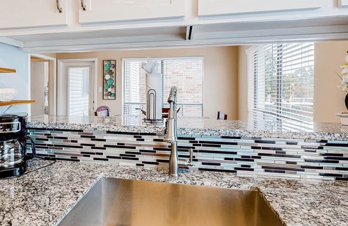 Westchase Condo | Conveniently located condo with on-site pool, private balcony, AC, & W/D