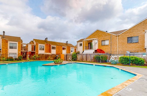 Westchase Condo | Conveniently located condo with on-site pool, private balcony, AC, & W/D