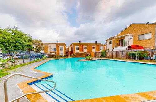 Westchase Condo | Conveniently located condo with on-site pool, private balcony, AC, & W/D