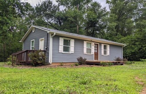 Marietta Cabin | Conveniently Located Saluda Riverfront Stay