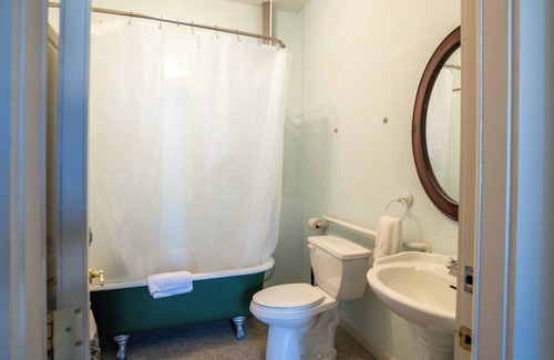 Enterprise Apartment | Conveniently Located 2 BD in Heart of Enterprise