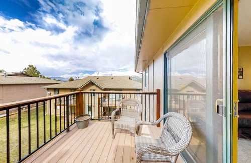 Estes Park Condo | Conveniently located mountain condo with balcony, wildlife views, & golf course